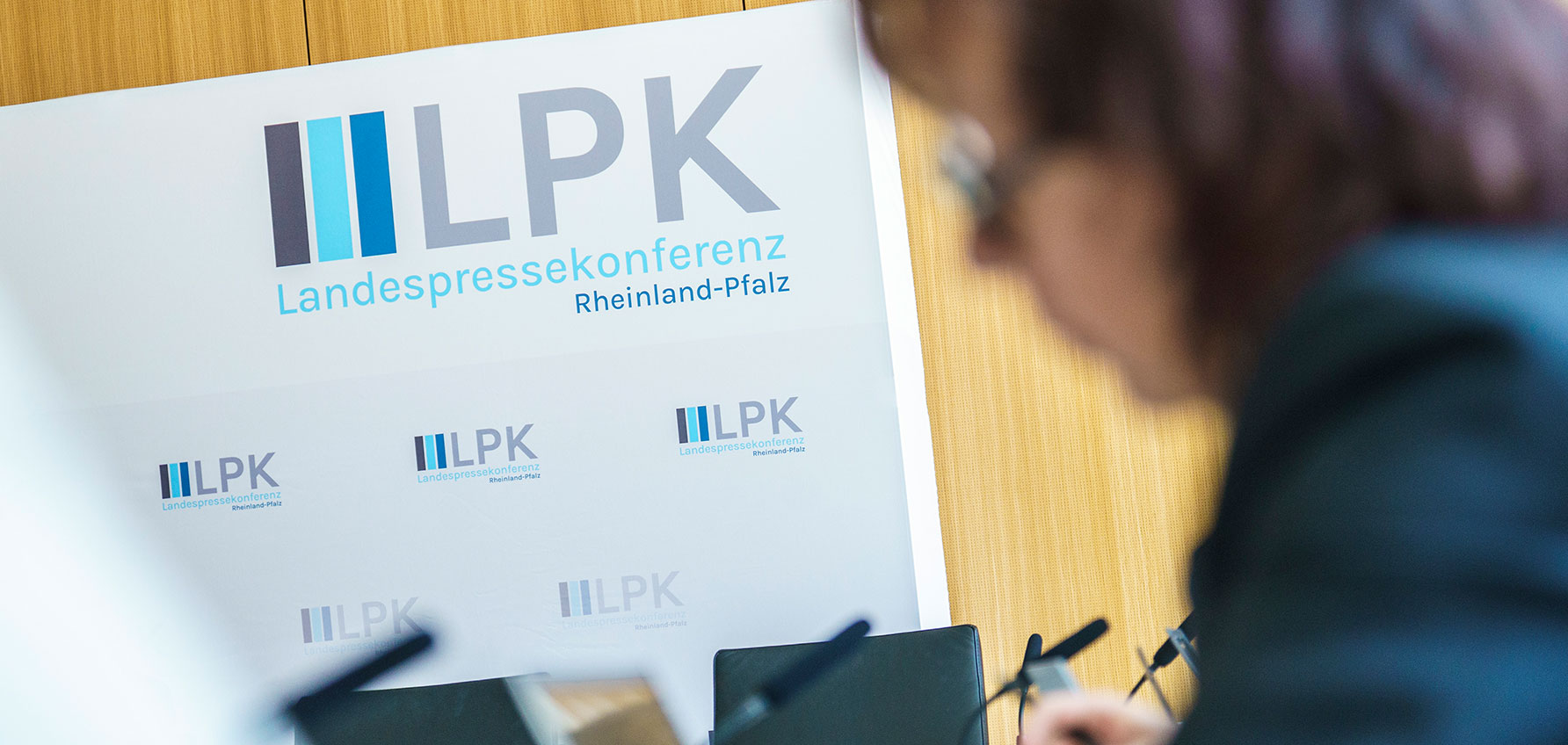 Pressewand und Aufsteller der Landespressekonferenz Rheinland-Pfalz